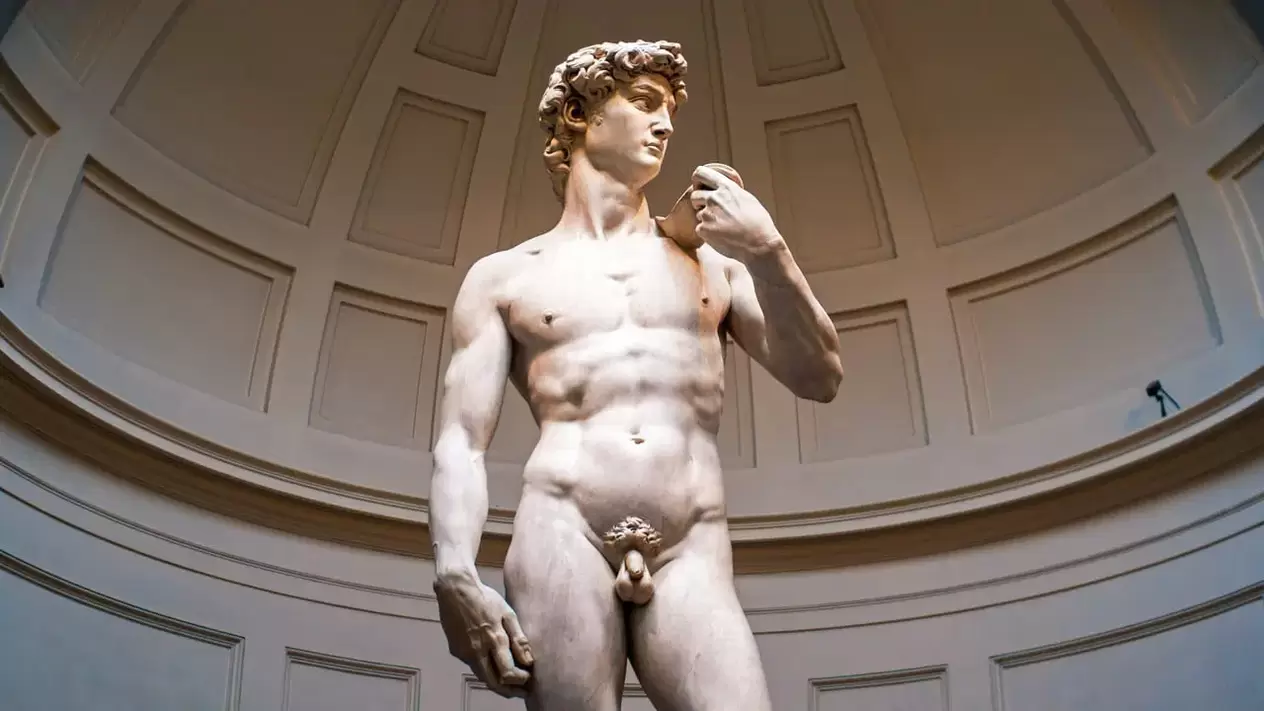 Skulptur vun engem Mann mat engem schéine Penis
