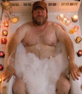 En alkalescht Bad mat Soda ze huelen kann Äre Penis méi grouss maachen